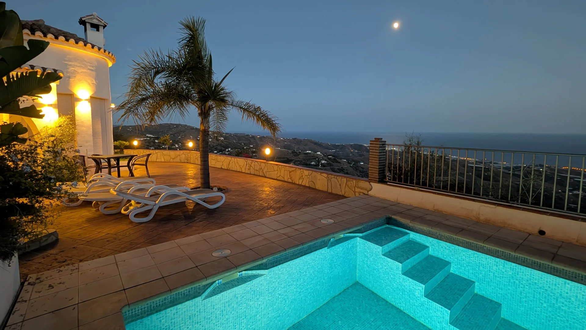 Beleuchteter Pool, Terrasse und Meerblick von Casa Calma am Abend