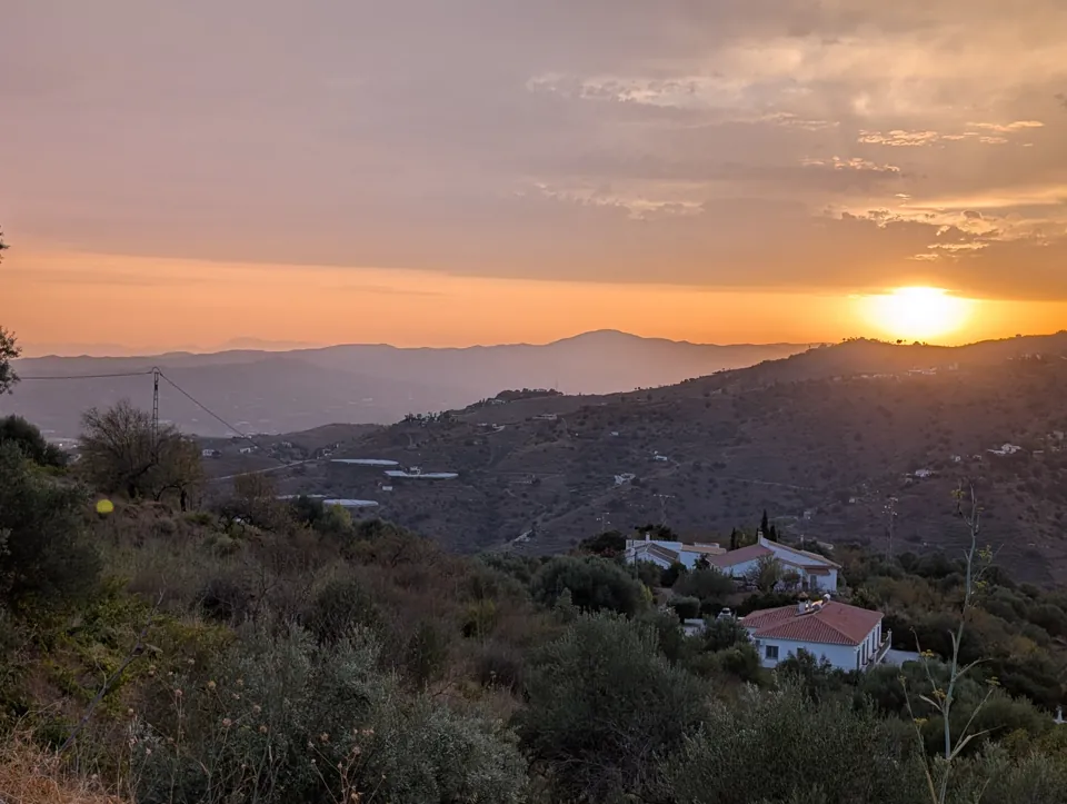 Sonnenuntergang über den Hügeln bei Casa Calma