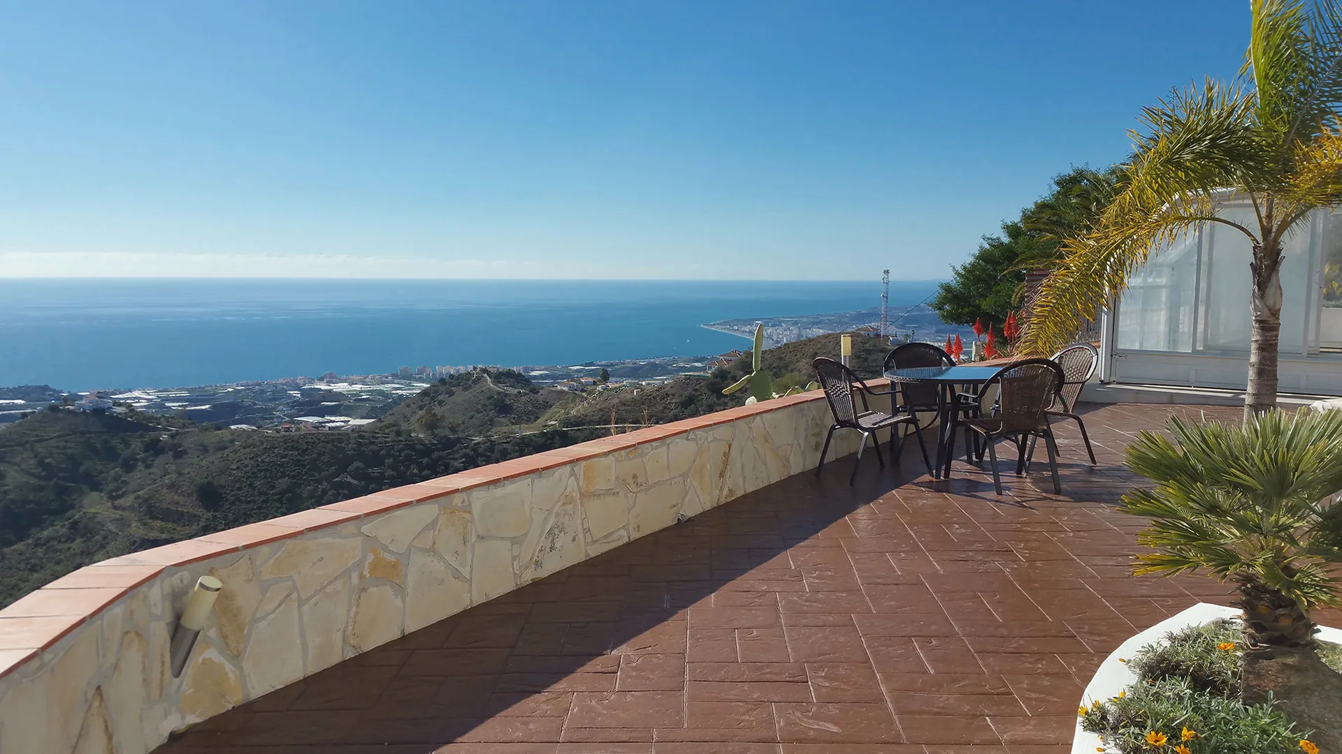 Blick von der Terrasse auf die Hügel und das Mittelmeer