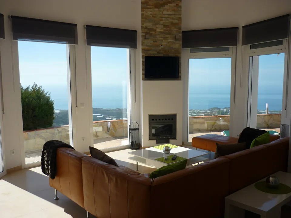 Wohnbereich mit Holzofen und Blick auf das Meer